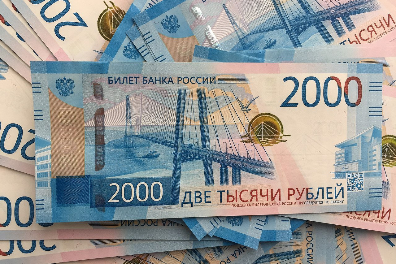 Деньги 2000 купюры. 2000 Рублей. Купюра 2000 рублей. Две тысячи рублей. Две тысячи рублей купюра.