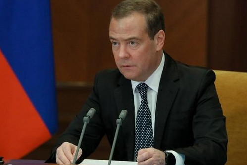 Медведев призвал преодолеть зависимость страны от импорта в фармотрасли