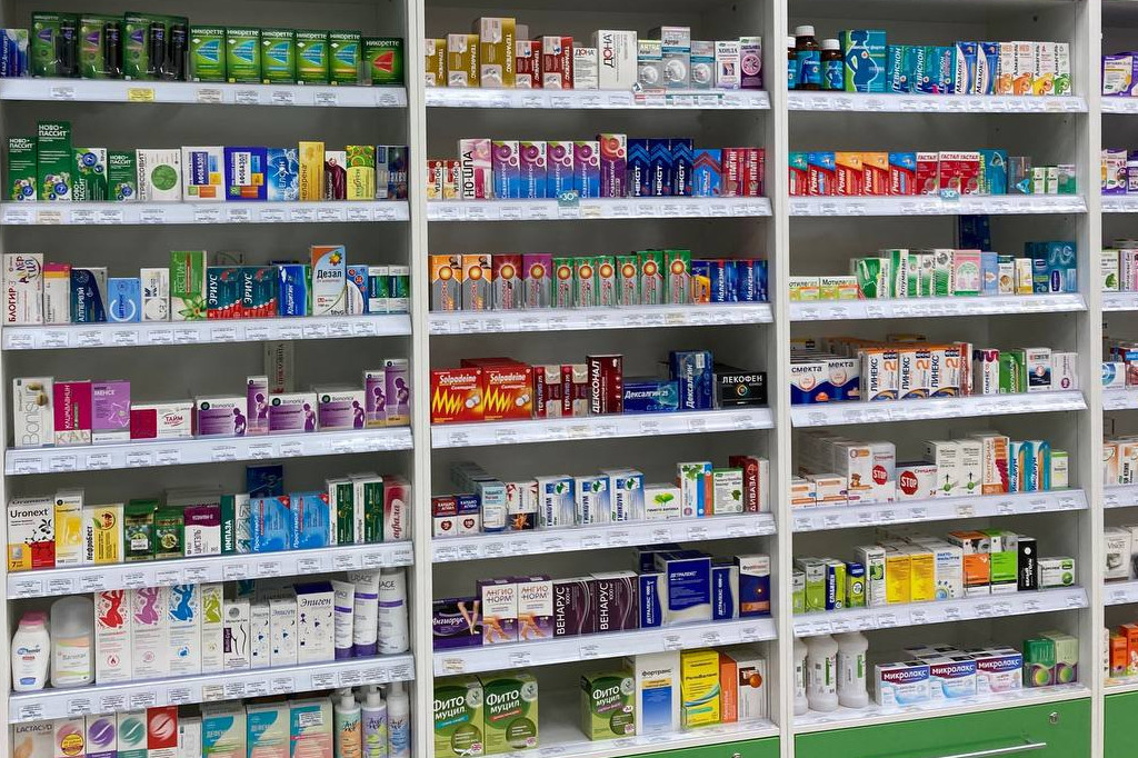 Проблему наличия лекарств в аптеке учитывают 80% врачей при назначении лечения