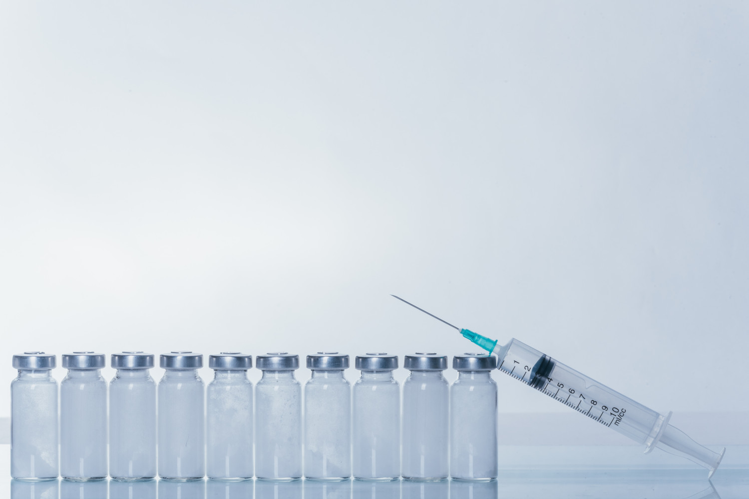 Производитель отозвал регистрацию менингококковой вакцины Менвео