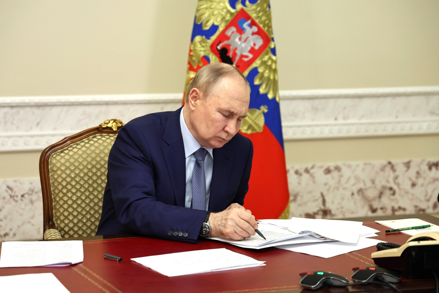 Путин поручил Минздраву установить сроки отсроченного обслуживания рецептов на лекарства