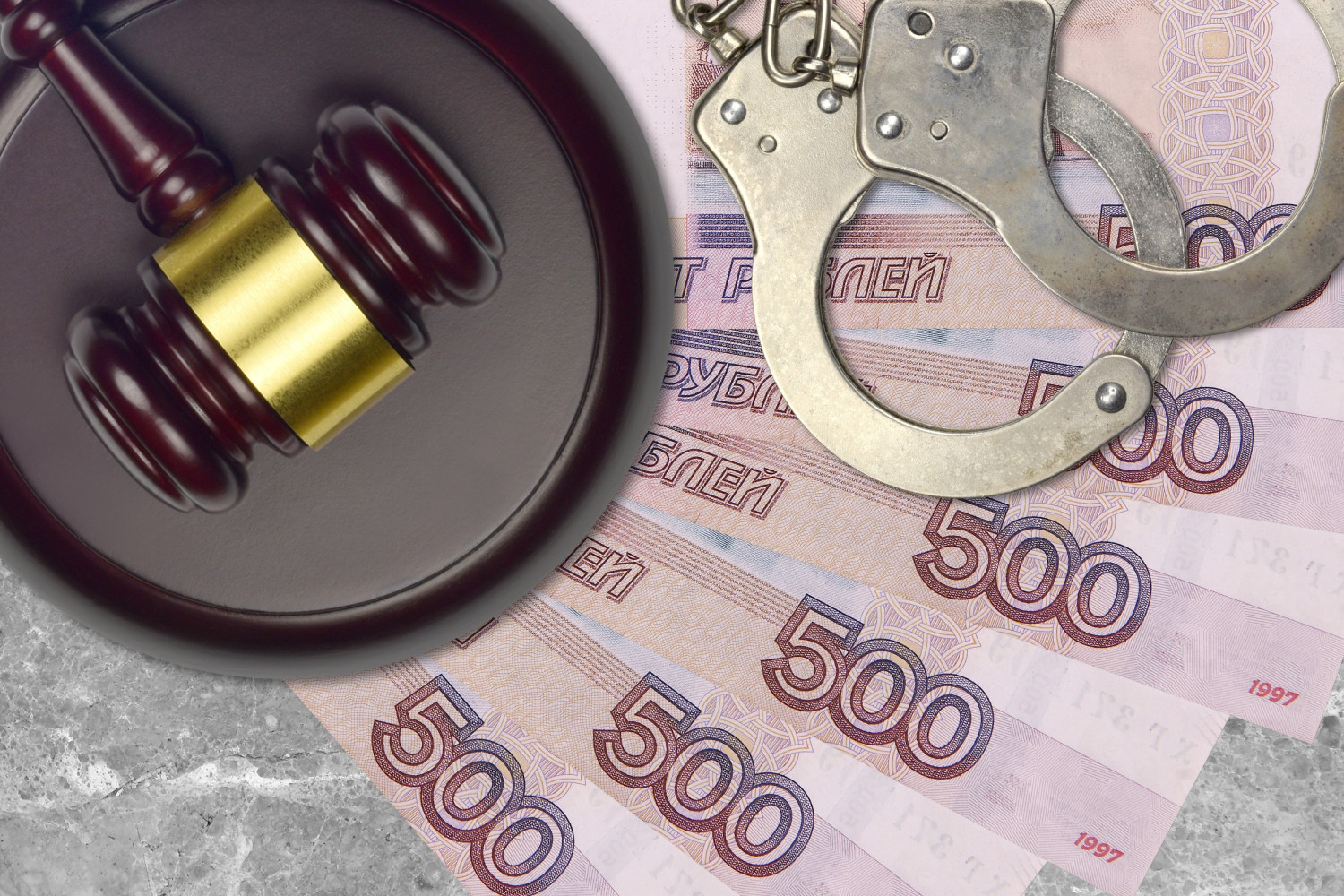 В Саратове сотрудница медучреждения получила взятку за контракты на поставку медизделий