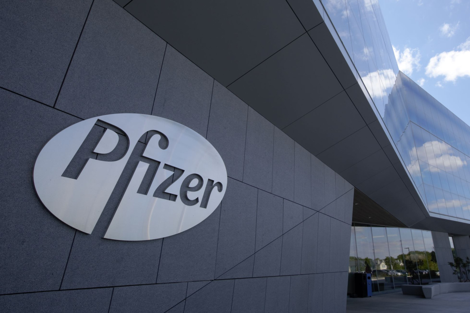 Pfizer увеличила квартальную выручку на треть благодаря продажам препаратов от COVID-19
