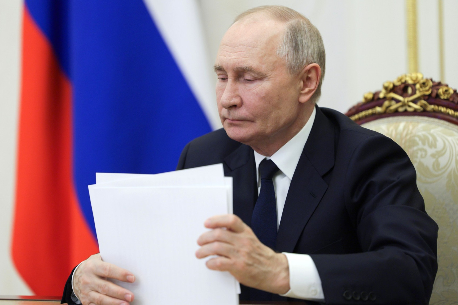Путин поручил включить пациентские организации в комиссию по формированию перечней лекарств