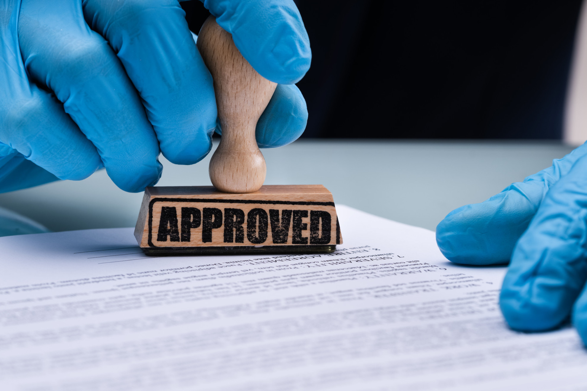 Обзор регуляторных одобрений препаратов в Европейском союзе и США