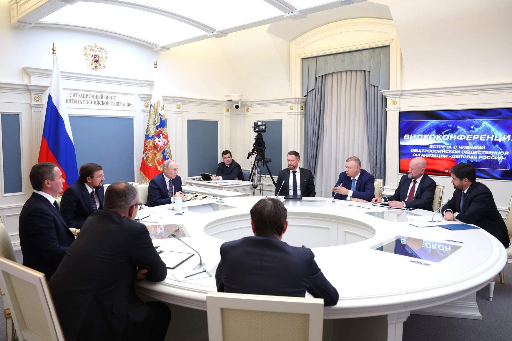 Путин обратил внимание на сложность регистрации лекарств в России