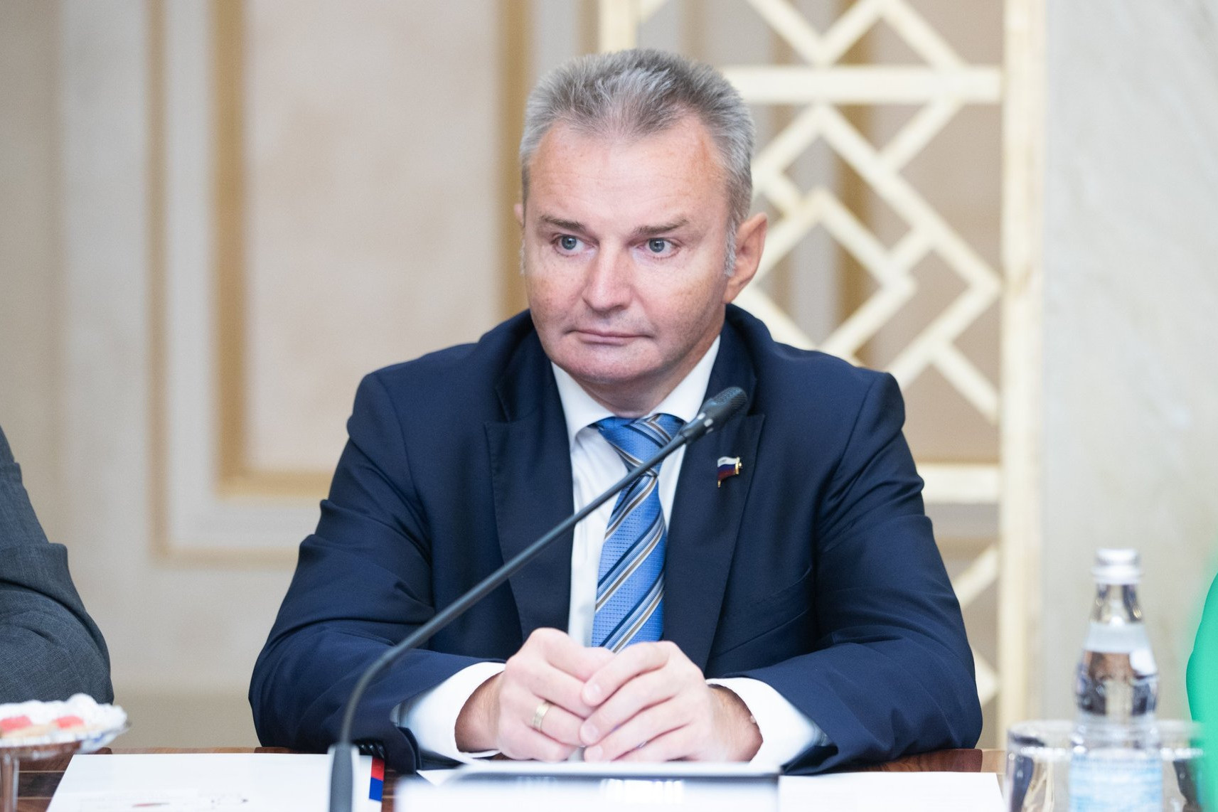 Игоря Каграманяна освободили от должности главы Депздрава правительства