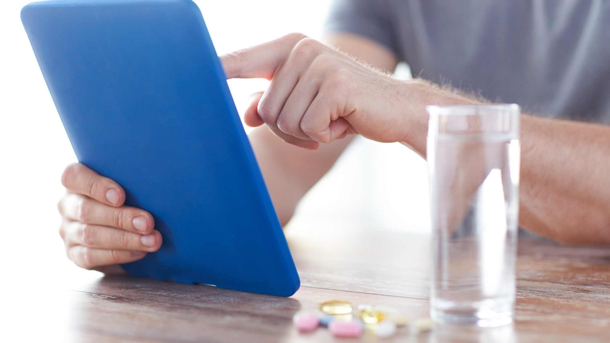 Больше половины россиян не доверяют ИИ при выборе лекарств