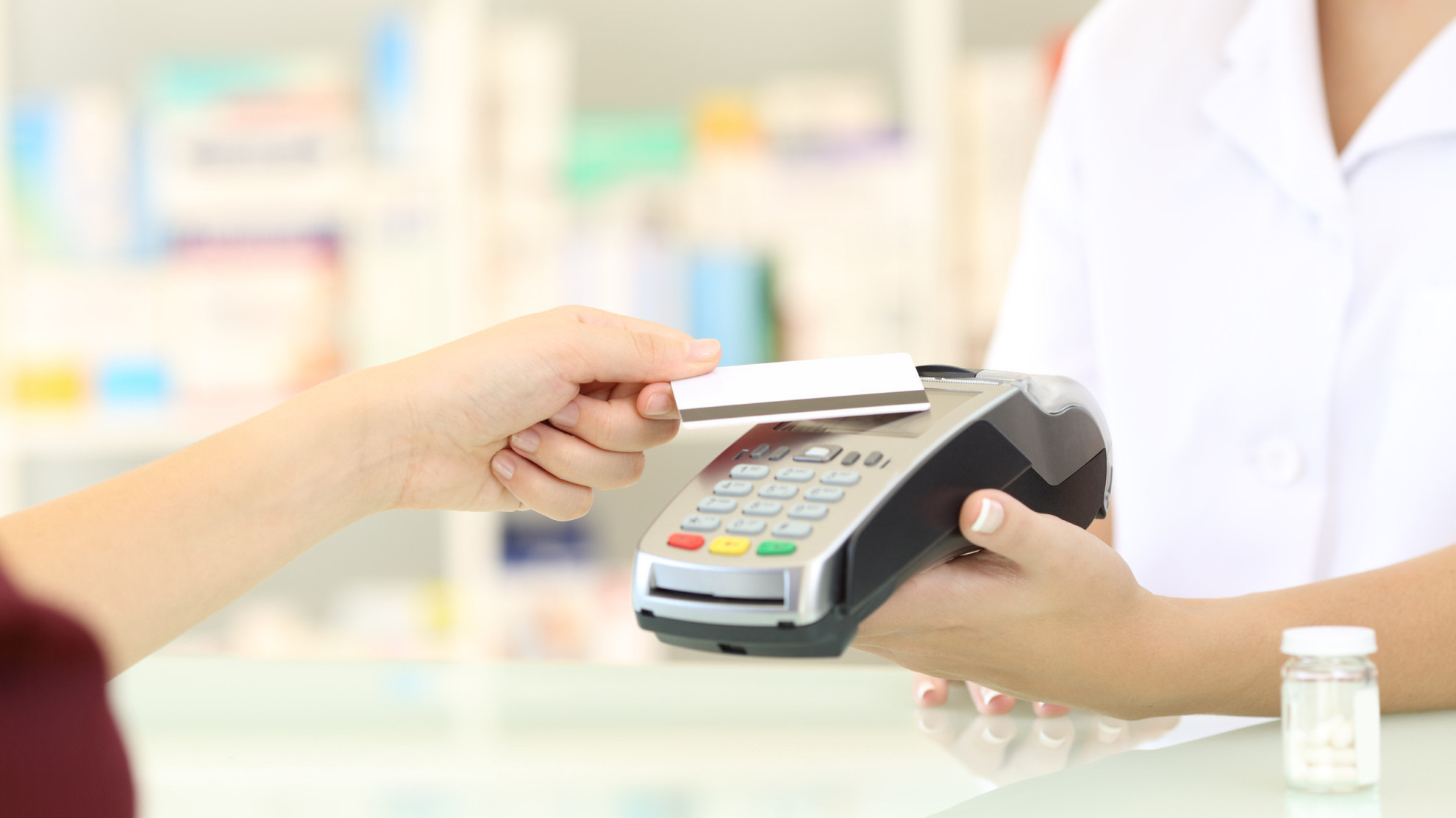 Госдума РФ приняла в третьем чтении закон об увеличении штрафов за навязывание платных услуг